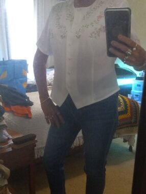 Laura Scott White Short-Sleeve Embroidered Button Front Blouse